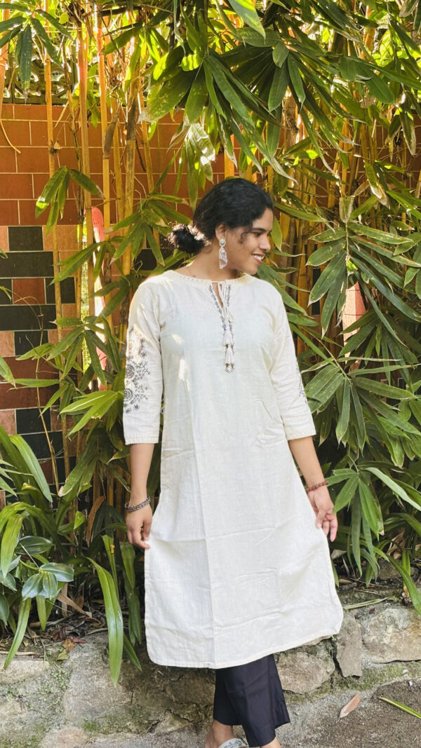 Line Slub Lace in Neck and Sleeve Work