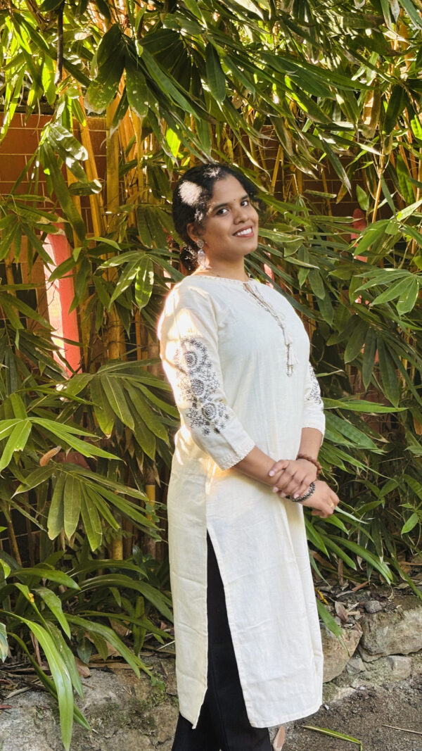 Line Slub Lace in Neck and Sleeve Work