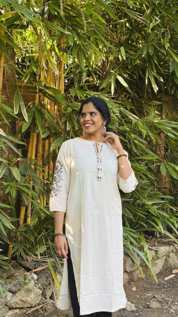 Line Slub Lace in Neck and Sleeve Work