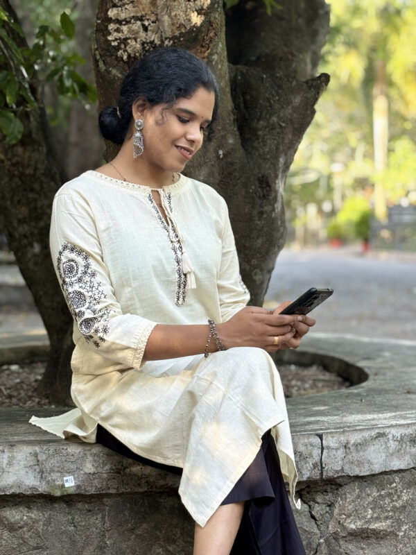 Line Slub Lace in Neck and Sleeve Work